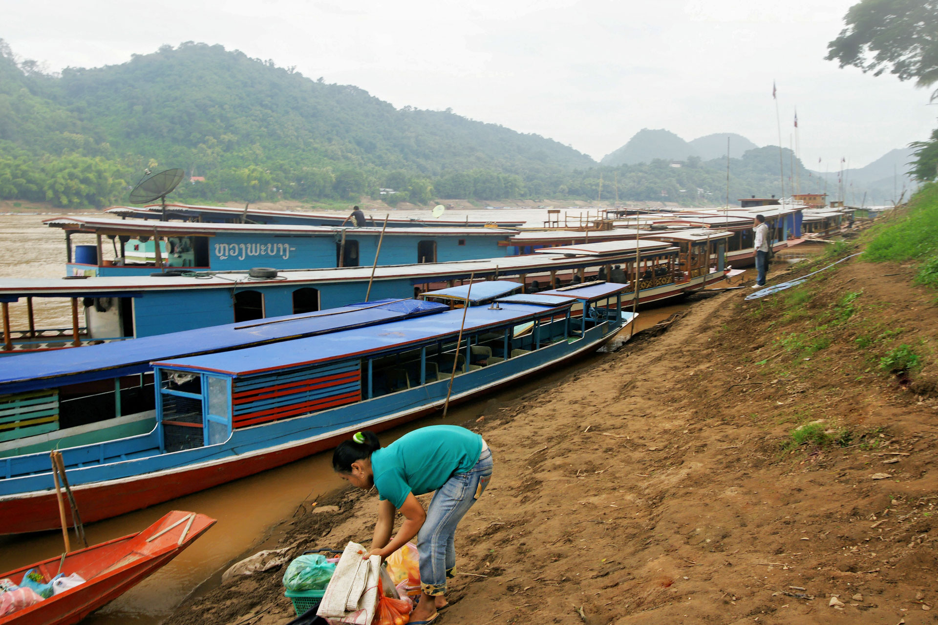 Unsere Flussfahrt zu den Pak Ou Höhlen beginnt mit morgentlichen Nebel